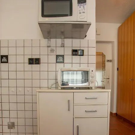 At The Airport I Free Parking Apartment